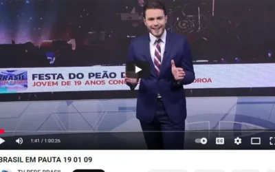 Apresentador recebe camiseta do Setembro Verde