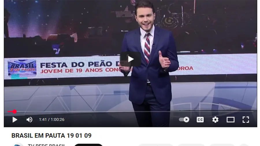 Apresentador recebe camiseta do Setembro Verde
